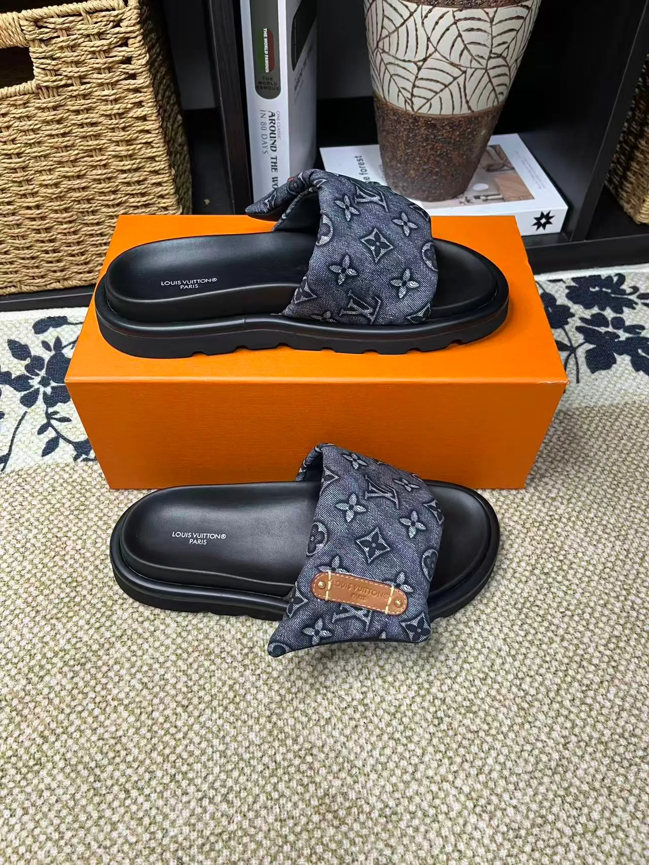 P340 [New Style] [LOUIS VUITTON] Louis Vuitton, LV printing, men's and women's slippers are now on the market, packed in drawer boxes with cloth bags and cards, the upper pattern looks very soft and waxy, and is a super versatile leg slimming tool. Fabric: imported denim/canvas/old fabric, LV hardware LOGO, official website pattern printing, comfortable to wear, feet: high-elastic PU water table. Sole: foam sole, heel height: about 5cm. Code number: 35-46, 35, 45, 46 are custom-made and non-returnable. Color: multiple colors and styles available.